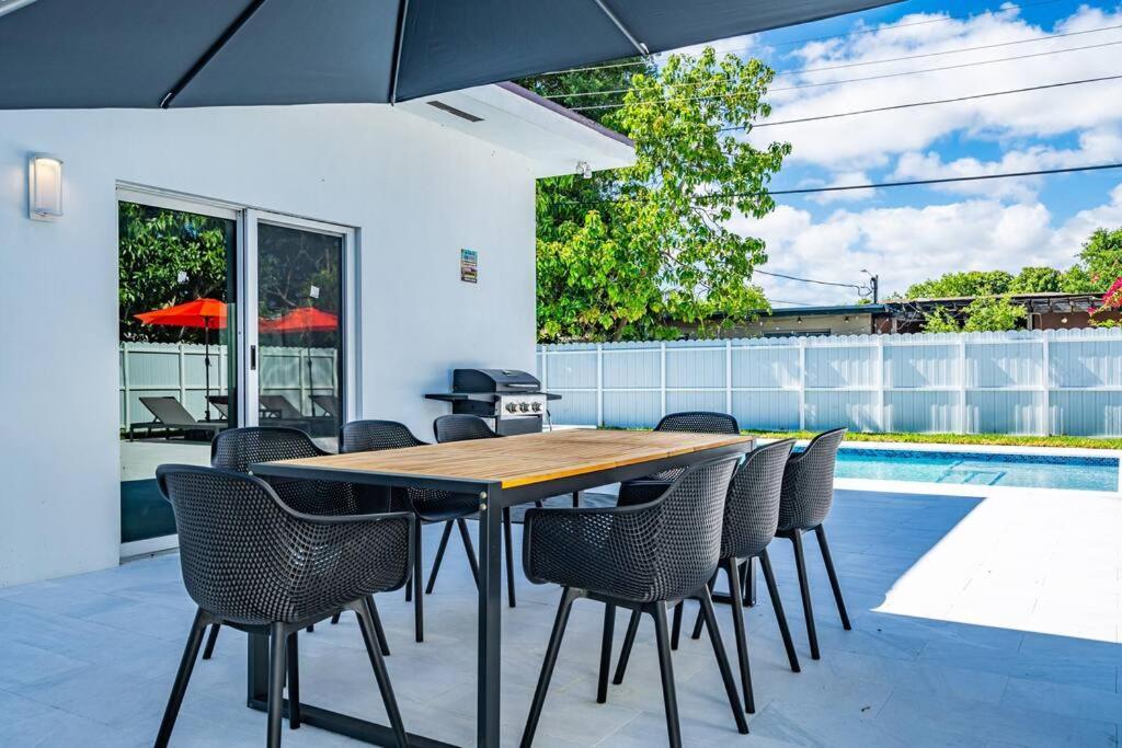 Stylish 4 Bedroom Home With Pool, 12 Minutes To The Beach Miami Exterior foto