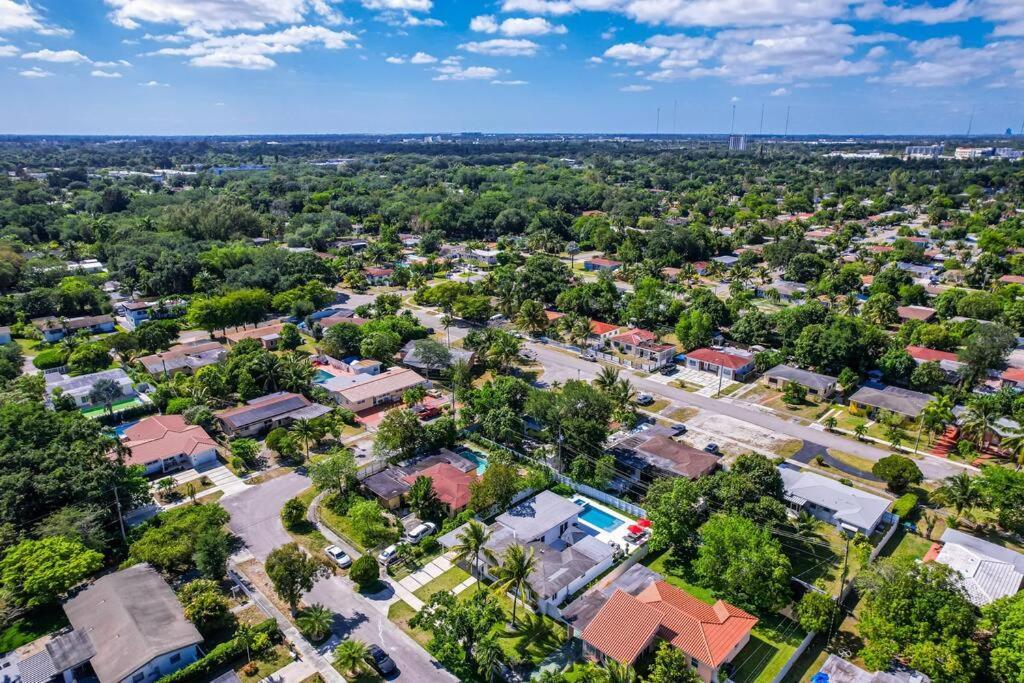 Stylish 4 Bedroom Home With Pool, 12 Minutes To The Beach Miami Exterior foto