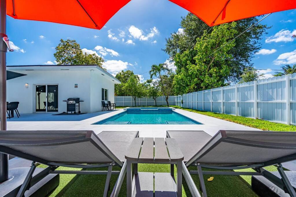 Stylish 4 Bedroom Home With Pool, 12 Minutes To The Beach Miami Exterior foto